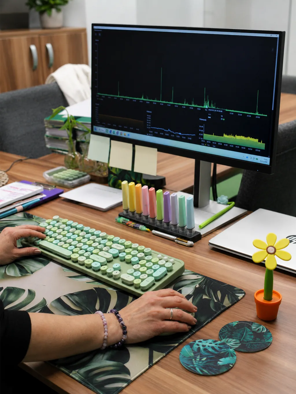 Pracovní prostředí s monitorem zobrazujícím anonymní data, používané jako podklad pro články o péči.
